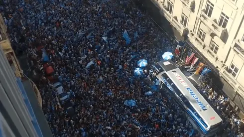 Fiesta total: el banderazo de los hinchas de Racing para despedir al plantel antes de jugar con Tigre