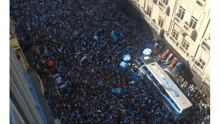 Fiesta total: el banderazo de los hinchas de Racing para despedir al plantel antes de jugar con Tigre