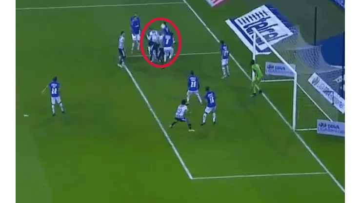 Montes aprovechó que es gigante y Rayados liquidó a Cruz Azul