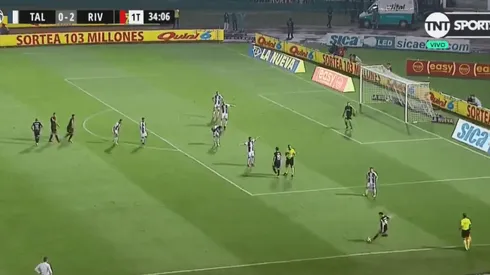 ¡Durmió a todo Talleres! Nacho Fernández hizo rápido el tiro libre y clavó un golazo
