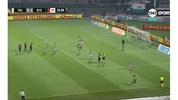 ¡Durmió a todo Talleres! Nacho Fernández hizo rápido el tiro libre y clavó un golazo