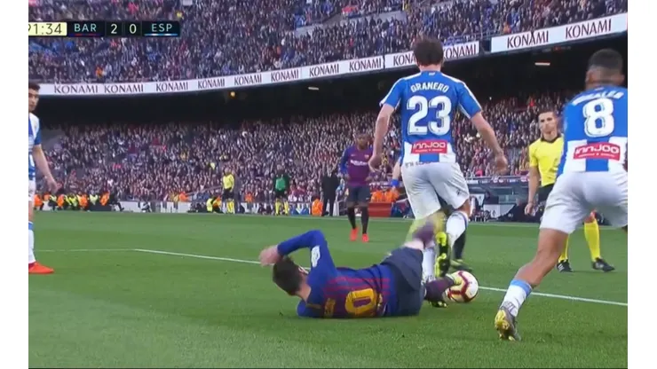 Messi se volvió loco por un segundo y tiró una patada desde el piso