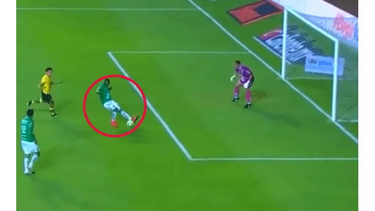 ¡Cuidado, Mosquera! Insólito autogol de León