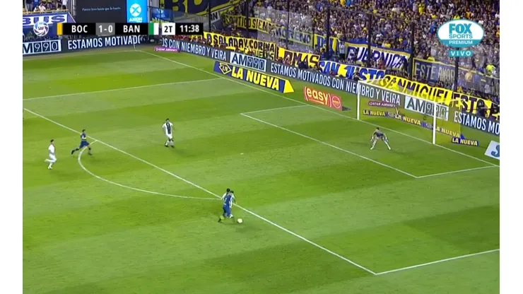 Buena maniobra de Cristian Pavón.
