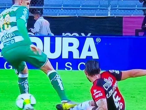 Valdés se salvó de la roja en Santos tras la consulta al VAR