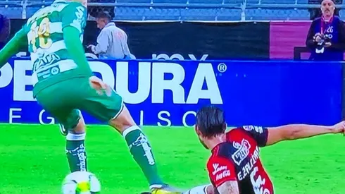 Valdés se salvó de la roja en Santos tras la consulta al VAR