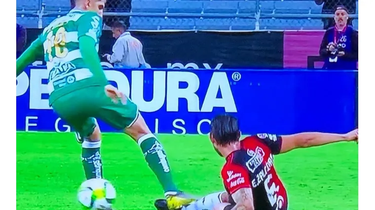 Valdés se salvó de la roja en Santos tras la consulta al VAR
