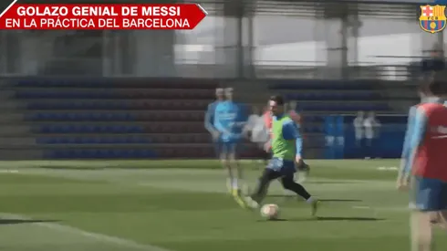 Gambeteó, tiró una pared, hizo una bicicleta y definió: el golazo de Messi en la práctica
