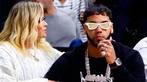 Anuel junto a su novia Karol G.