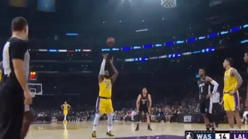 No le sale nada a los Lakers: LeBron lanzó un tiro libre y ni siquiera tocó el aro
