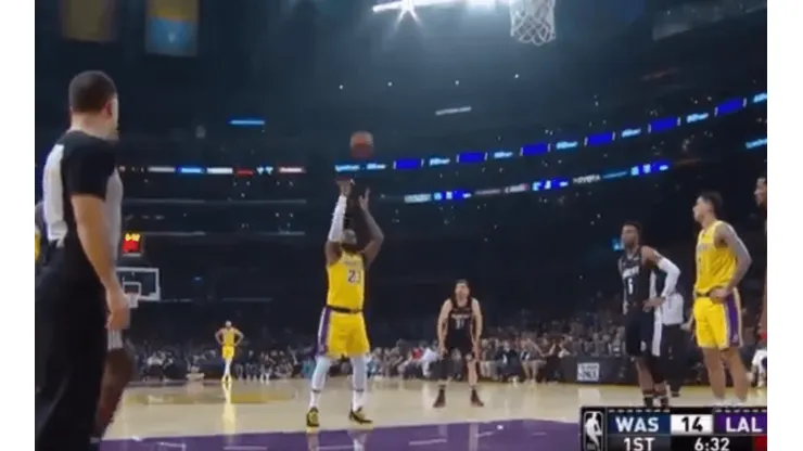 No le sale nada a los Lakers: LeBron lanzó un tiro libre y ni siquiera tocó el aro