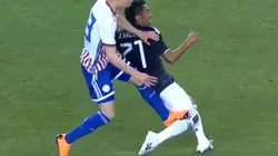 Tremenda entrada de Almirón sobre el volante del Santos Laguna.