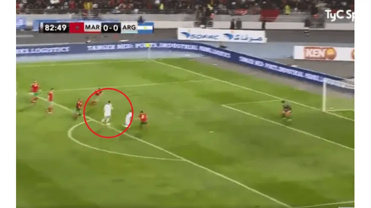 De otro partido: Correa aprovechó el viento, enganchó y clavó un golazo