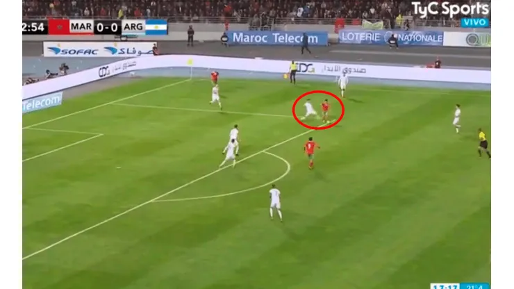 Kannemann hizo un penalazo pero el juez cobró tiro libre fuera del área