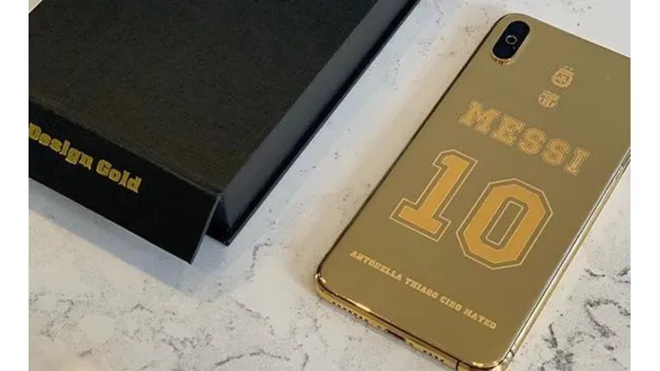 Antonella se lo va a pedir prestado: los detalles del celular de oro que le regalaron a Messi