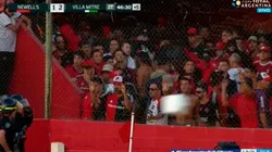 Estamos todos locos: la hinchada de Newell's le revoleó una mochila de inodoro a un policía