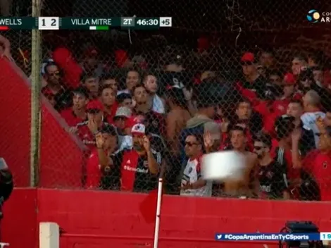 Estamos todos locos: la hinchada de Newell's le revoleó una mochila de inodoro a un policía