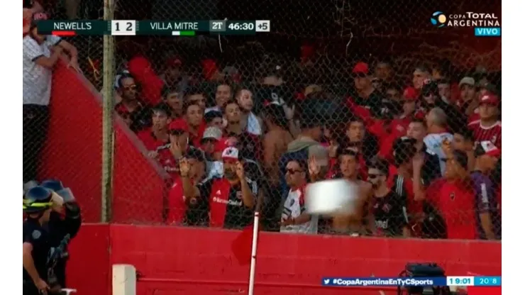 Estamos todos locos: la hinchada de Newell's le revoleó una mochila de inodoro a un policía