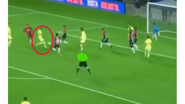 Paul Aguilar no dudó y aumentó la ventaja América
