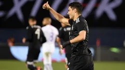 Raúl celeba su gol ante Chile.