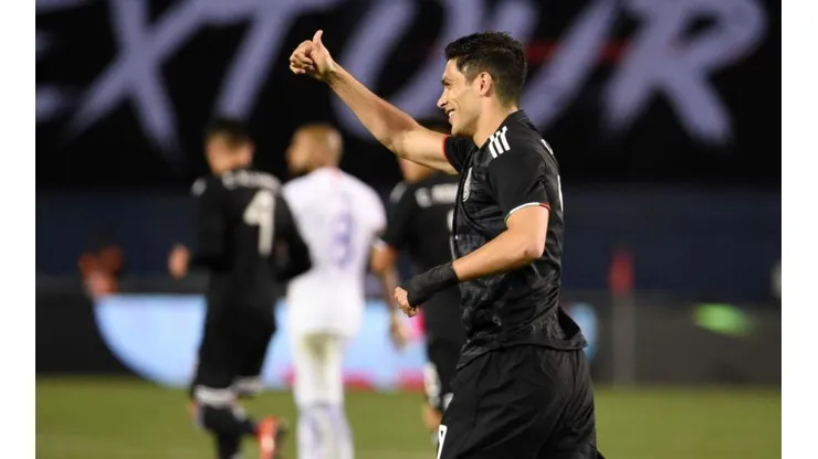 Raúl celeba su gol ante Chile.