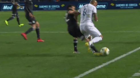 Los anti Vidal sonríen: durísima entrada del Chucky Lozano