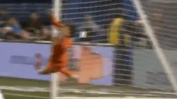 Ochoa celebró los 100 partidos con una atajada a su estilo