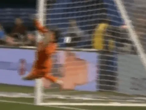 Ochoa celebró los 100 partidos con una atajada a su estilo