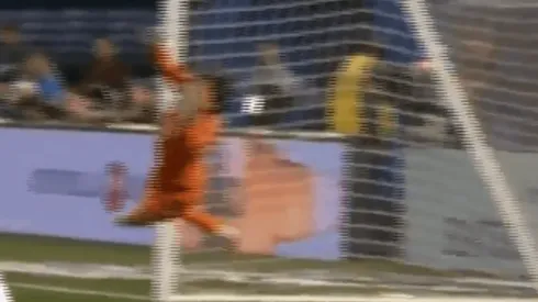 Ochoa celebró los 100 partidos con una atajada a su estilo