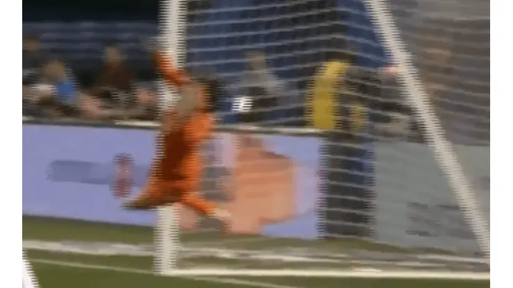 Ochoa celebró los 100 partidos con una atajada a su estilo