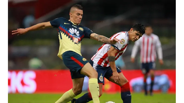 Tenso cruce entre Pulido y Mateus Uribe.