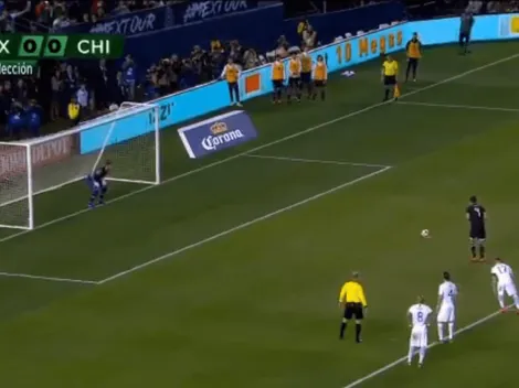 ¿Quién sino?: Raúl Jiménez anotó el primero ante Chile