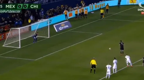 ¿Quién sino?: Raúl Jiménez anotó el primero ante Chile