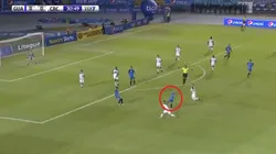 Desde ahí le pegó el futbolista de Guatemala.