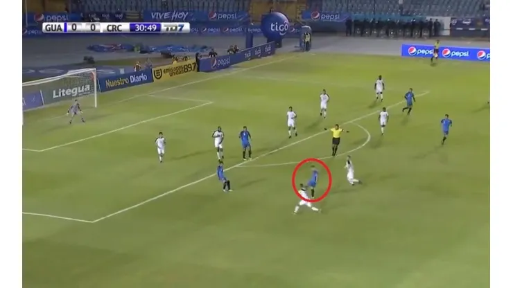 Desde ahí le pegó el futbolista de Guatemala.