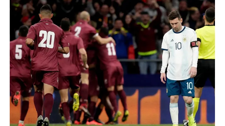 Foto de Messi ante la Selección Venezuela.
