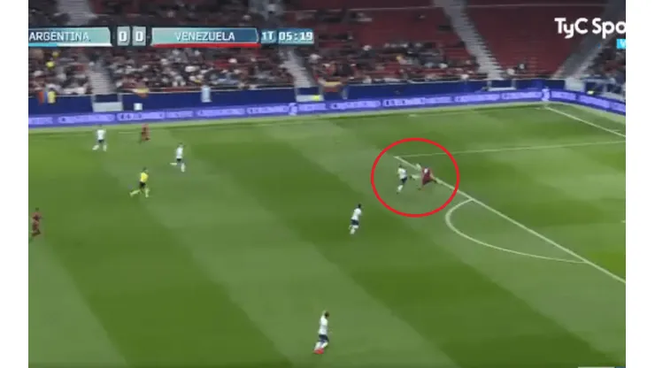 Un golazo: Rondón controló perfecto y durmió a la Argentina a los 5'