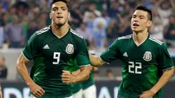 Raúl Jiménez le enseña a Chucky Lozano cómo cobrar tiro libres en Twitter