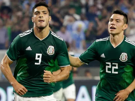 Raúl Jiménez le enseña a Chucky Lozano cómo cobrar tiro libres en Twitter