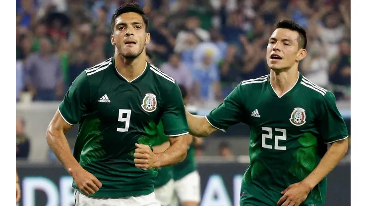 Raúl Jiménez le enseña a Chucky Lozano cómo cobrar tiro libres en Twitter