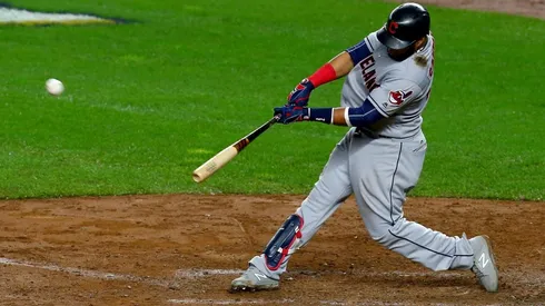 Carlos Santana rompió una TV a batazos por culpa del Fortnite