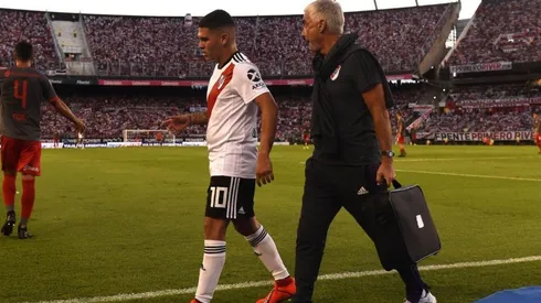 Juan Fernando Quintero se retira lesionado ante Independiente.