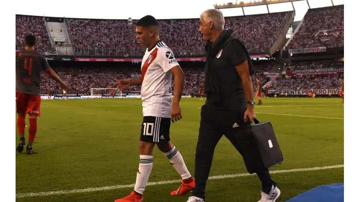 Juan Fernando Quintero se retira lesionado ante Independiente.