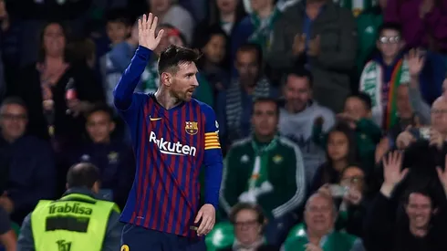 Messi saluda a la afición del Betis, que se rinde a sus pies.