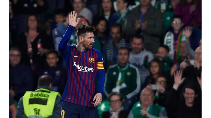 Messi saluda a la afición del Betis, que se rinde a sus pies.