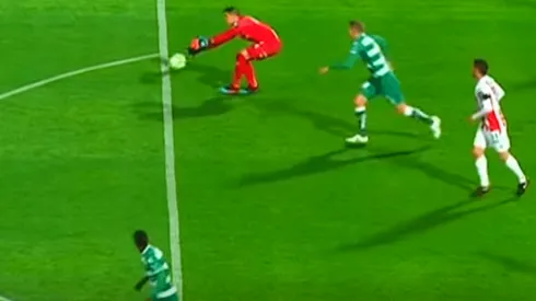 Insólito gol de Furch para el empate de Santos a Necaxa