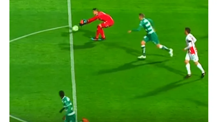 Insólito gol de Furch para el empate de Santos a Necaxa