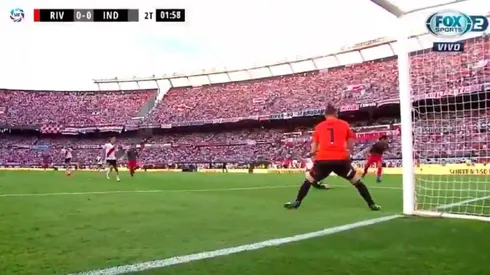 ¿Con que la sacó? Armani salvó a River del primer gol de Independiente