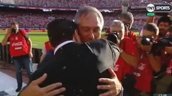 El abrazo entre Gallardo y Holan.