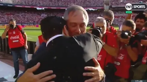 El abrazo entre Gallardo y Holan.